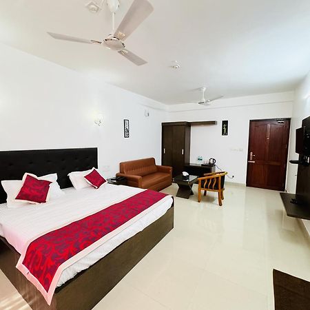 Royal International Hotel Trippapur Eksteriør bilde