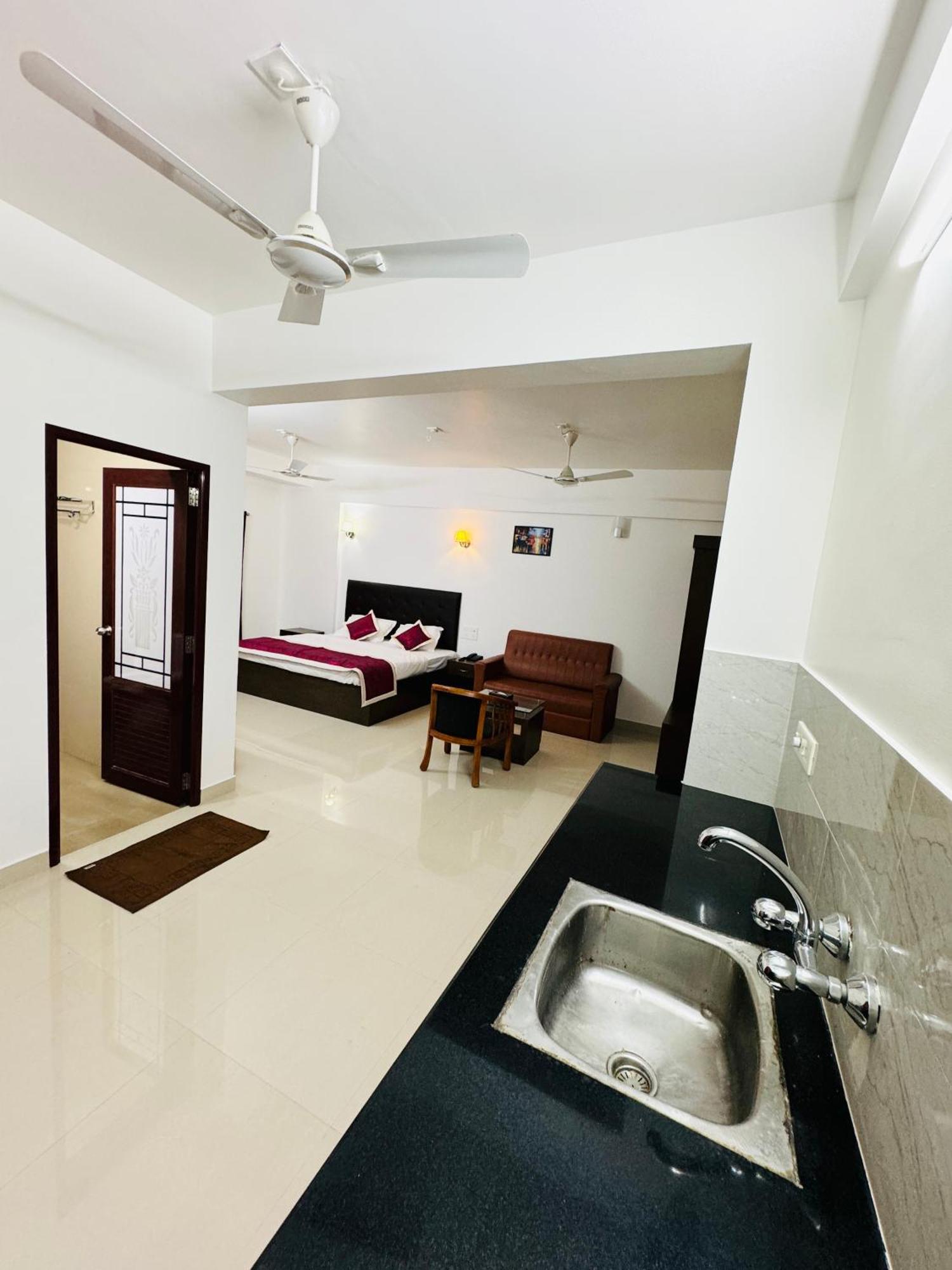 Royal International Hotel Trippapur Eksteriør bilde