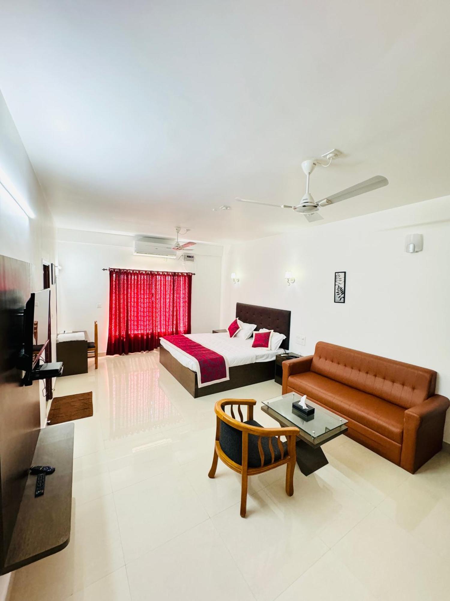 Royal International Hotel Trippapur Eksteriør bilde